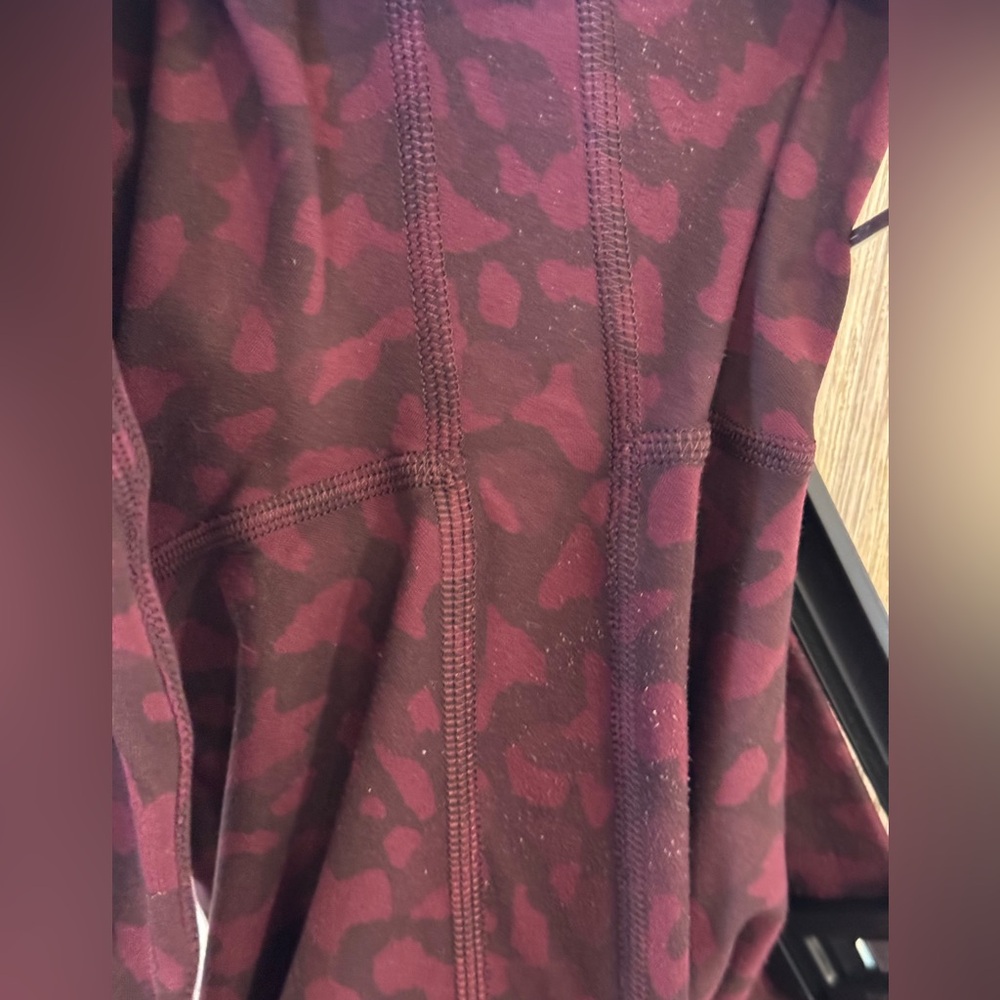 Lululemon Leggings sz 10 capri maroon animal print GUC - Picture 4 of 5